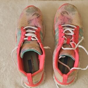 Skechers Light Weigh Size 8.5 Floral Flex Sole Memory Foam Insole